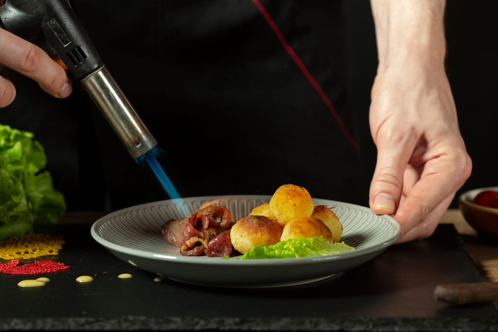 Bife grelhado na chapa servido com batatas e salada fresca