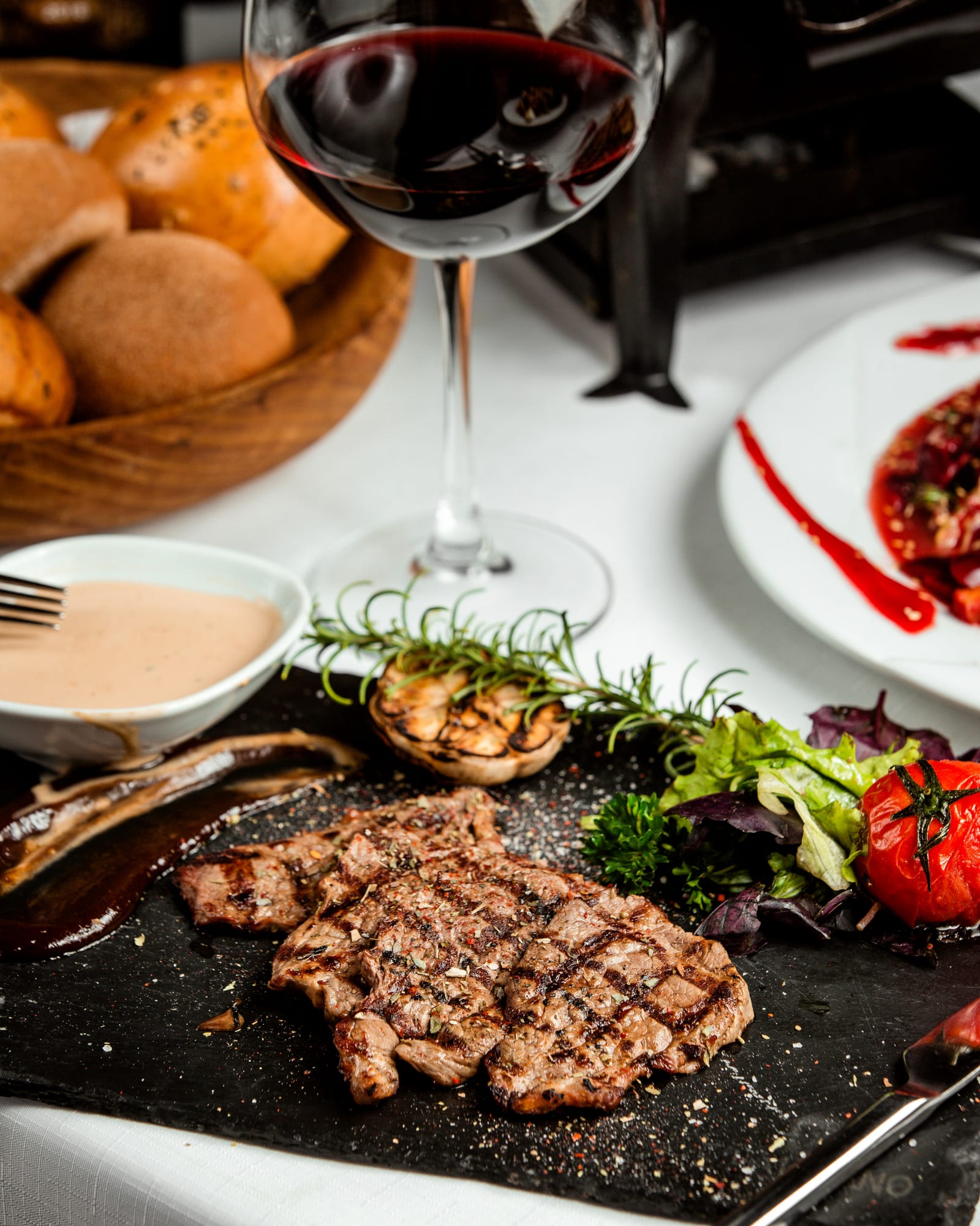 Prato de peixe servido com uma taça de vinho branco